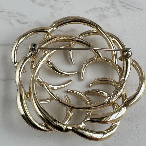 Sarah Coventry Signed Gold-Tone Swirl Brooch Pin 2" - Picture 4 of 9